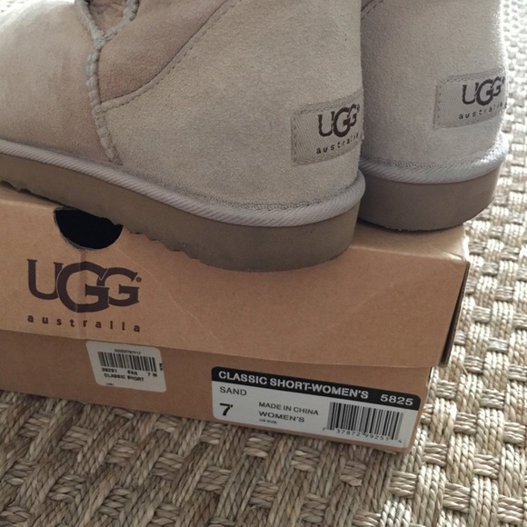 UGG Classic Short. Sand, size 7 (fits 7 1/2 & 8). - Picture 6 of 8